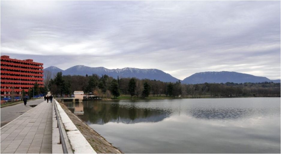 Kolektori i digës së Liqenit të Tiranës i bllokuar në dy zona, pritet ndërhyrja e Bashkisë